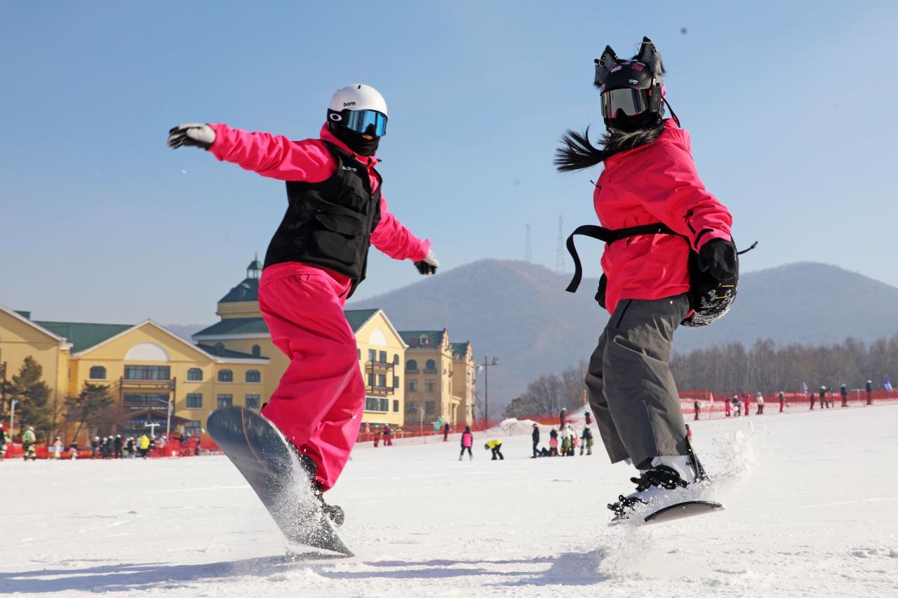 金年会体育-冬奥热潮涌动新春 冰雪经济焕彩年味