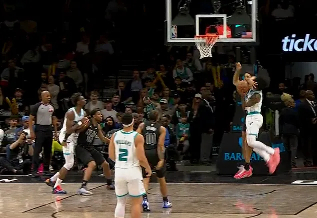 金年会体育-米诺特防守下压直接打到怀特面部，裁判回看吹罚一级恶意